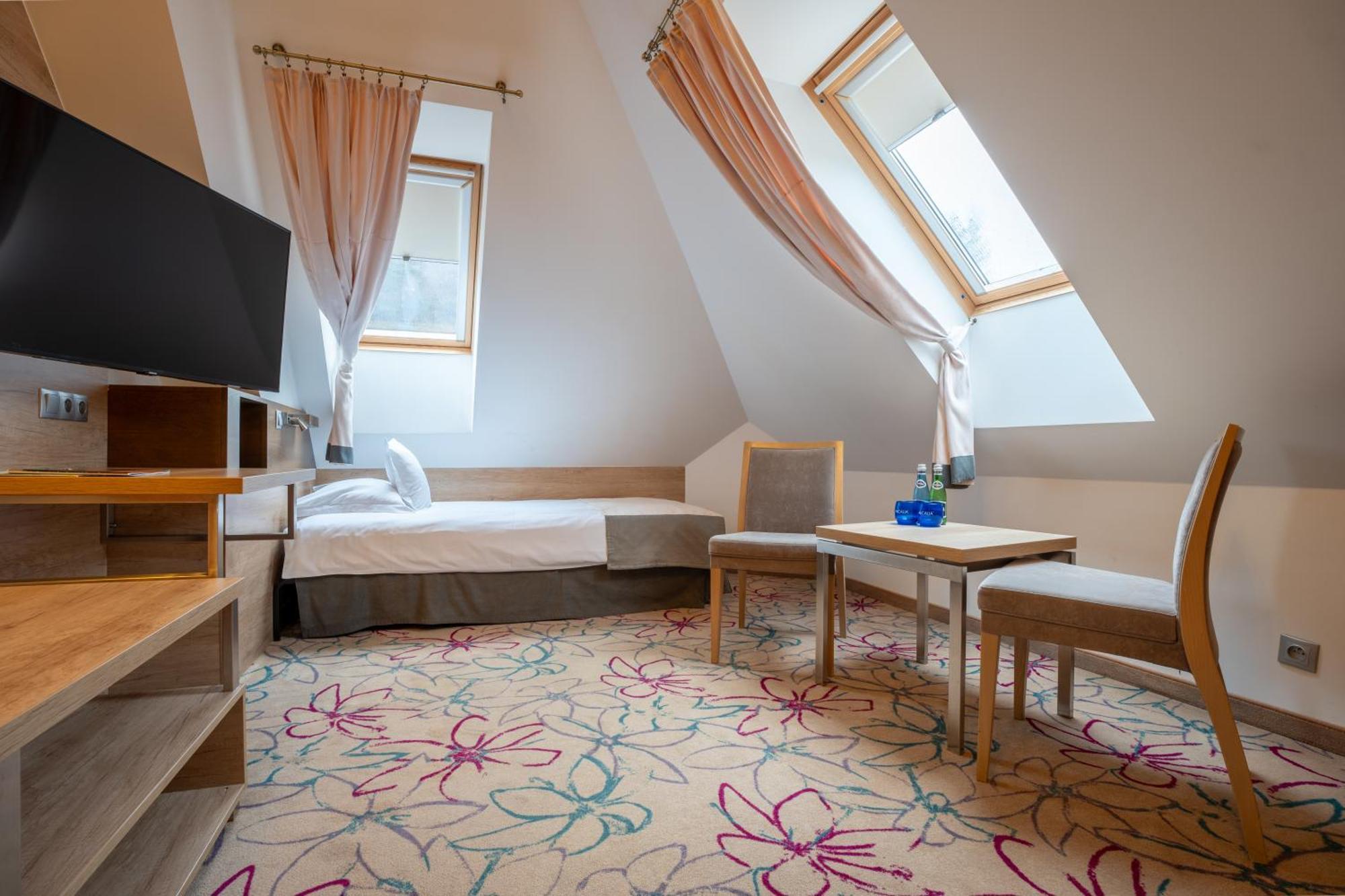 Hotel & Spa Czarny Gron Жики Экстерьер фото